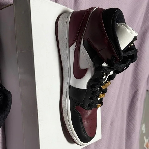 Women’s Air Jordan 1 Mid SE - Picture 9 of 13